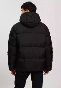 Czarna kurtka puchowa z kapturem, pikowaną strukturą i luźnym krojem. Widok z tyłu pokazuje poziome szwy i elastyczne mankiety.