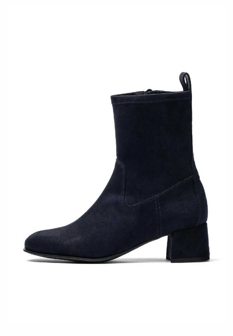 Stivaletti alla caviglia in suede blu navy con punta affusolata, gambale corto e tacco a blocco. Presentano cuciture minime e una linguetta sul retro.