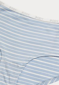Ljusblå bomullsunderkläder med vita horisontella ränder. Har en vit midjeband med texten "BODY" och en slät textur.