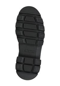 Suela de zapato de goma negra con una superficie texturizada. Presenta surcos prominentes y una punta redondeada, con el logo "Blauer" estampado cerca del arco.