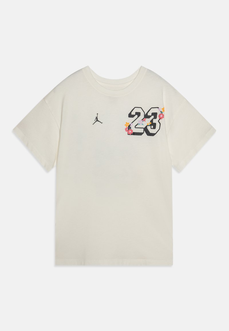 Cremefarvet bomulds t-shirt med korte ærmer. Udsmykket med sort Michael Jordan-logo, stort "23" i fed sort og blomster detaljer på fronten.
