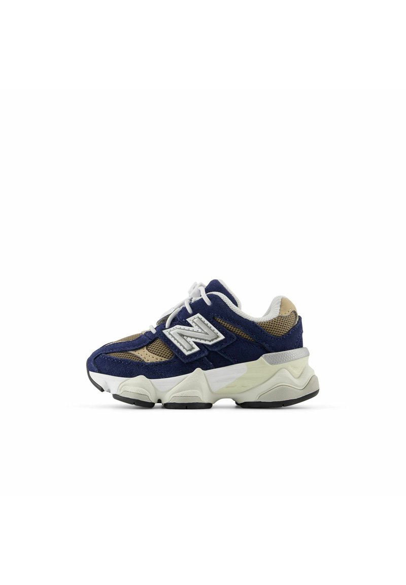 Sneaker blu navy e beige con tomaia in rete e suede, accento del logo bianco e suola spessa bianca e nera. Design con punta arrotondata.