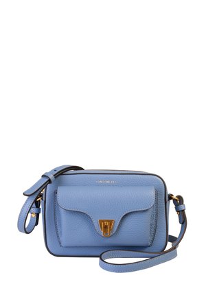 Hellblaues Leder-Crossbody-Bag mit strukturiertem Design, einer vorderen Klappen-Tasche, goldfarbener Hardware und kontrastierenden dunklen Akzenten.
