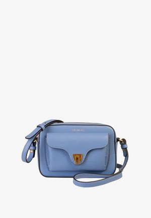 Hellblaues Leder-Crossbody-Bag mit strukturiertem Design, einer vorderen Klappen-Tasche, goldfarbener Hardware und kontrastierenden dunklen Akzenten.