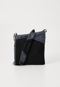 POUCH UNISEX - Olkalaukku - turbulence/monument