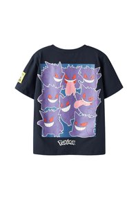 Svart T-skjorte med flere lilla Gengar-figurer med røde øyne og smilende munner. Foran er det et fargerikt grafisk motiv og en logo.