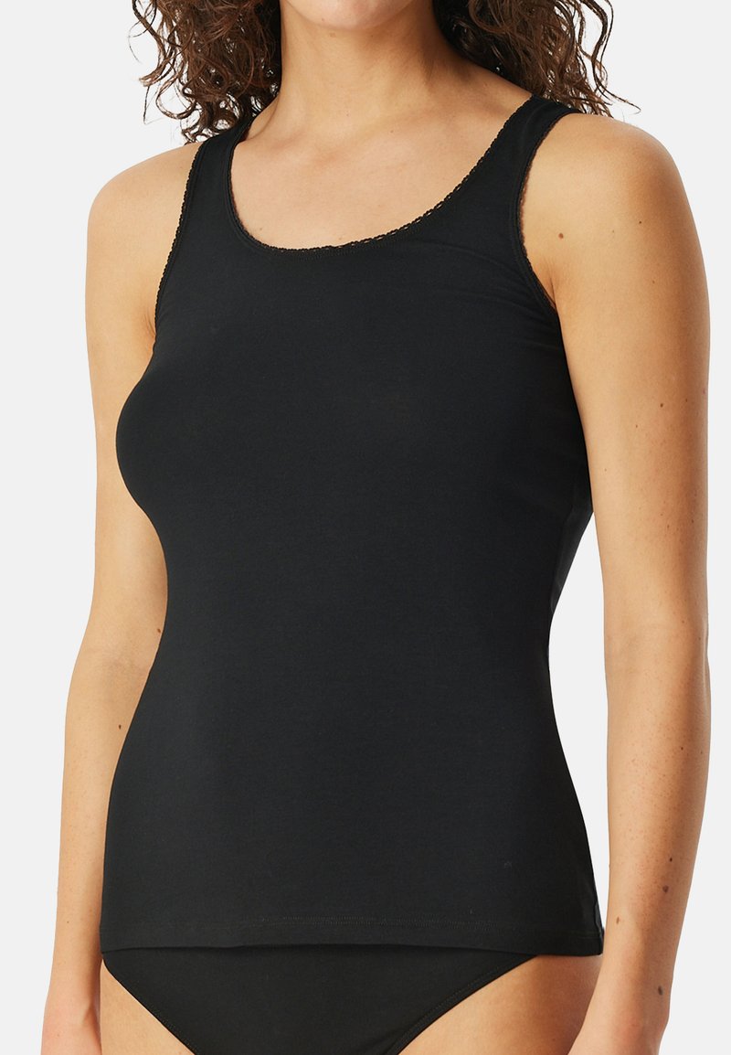 Zwart katoenen tanktop met een ronde halslijn, smalle bandjes en een gestructureerde kantafwerking langs de randen. Glad, nauwsluitend ontwerp.