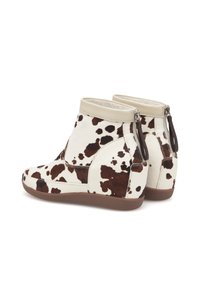 Enkellaarsjes met koeienprint, voorzien van een gladde crèmekleurige lederen bies, ritssluitingen aan de zijkant en een getextureerde bruine rubberen zool.