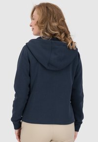 Felpa con cappuccio blu navy, maniche lunghe, materiale morbido in misto cotone, polsini a costine e vestibilità comoda, vista da dietro.