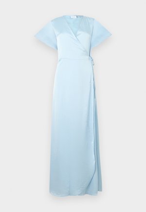 Lichtblauwe satijnen wikkeljurk met korte mouwen, V-hals en zijstriksluiting, tot op de vloer met een gladde, vloeiende silhouet.