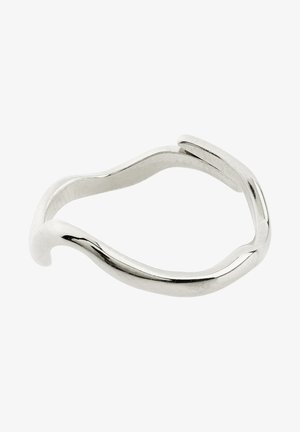 Hopeinen, kierretty sormus, jonka pinta on sileä ja kiillotettu. Sormuksessa on orgaaninen, virtaava muotoilu ja avoimet päät, jotka mahdollistavat säädettävän koon.