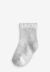 Grau gestrickte Socke mit geripptem Muster und kontrastierender weißer "BAKER"-Markierung am Bund. Knöchellang mit verstärktem Zehenbereich für zusätzliche Haltbarkeit.