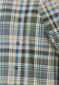 Korte mouwen geblokt shirt in verschillende tinten groen, blauw en crème. Heeft knopen en een zak op de borst. Zacht, geweven stof.
