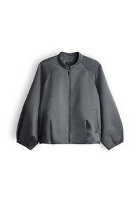 Giacca bomber grigia con colletto rialzato, chiusura a zip frontale e maniche raglan. Presenta tasche laterali e una superficie in tessuto liscia e lucida.