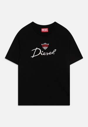 Czarny T-shirt z krótkim rękawem i okrągłym dekoltem, z białym napisem "Diesel" oraz czerwono-biało-czarnym paskowanym logo w kształcie tarczy na środku klatki piersiowej.
