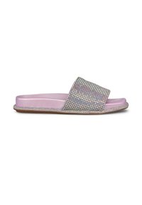 Sandalias planas con una base rosa, adornadas con una cinta de strass brillante, que presentan una textura suave y bordes redondeados.