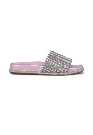 Sandalias planas con una base rosa, adornadas con una cinta de strass brillante, que presentan una textura suave y bordes redondeados.