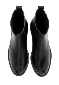 Bottes basses en cuir noir avec une surface texturée, des panneaux latéraux élastiques et une languette au talon. Bout arrondi et détails de coutures contrastantes.