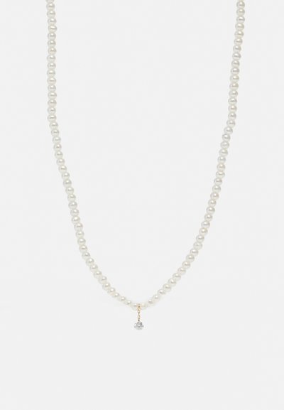 Pērļu kaklarota ar maziem, apaļiem baltiem pērļiem, zelta akcentu un centrālu, spīguļojošu dimanta kulonu.