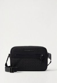 Borsa a tracolla rettangolare nera con tessuto texturizzato e motivo logo in rilievo, tasca frontale con cerniera e tracolla regolabile.