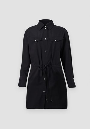 Robe chemise noire à manches longues avec col, boutons-pression à l'avant, poches à rabat sur la poitrine et taille à cordon de serrage.