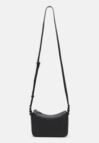 Borsa a tracolla in pelle nera con finitura liscia, forma semistrutturata, tracolla regolabile e chiusura superiore con zip. Presenta un branding minimale.