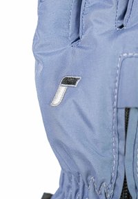 Blauer Stoffhandschuh mit elastischem Bündchen, ausgestattet mit einem gestickten schwarz-weißen Logo. Glatte Textur und aerodynamisches Design für Komfort.