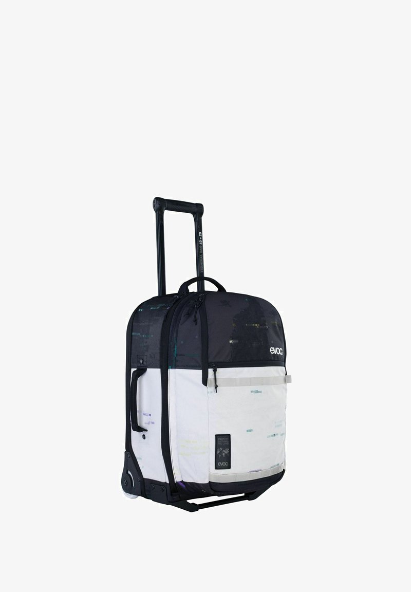 Mochila con ruedas con mitad superior negra y mitad inferior blanca, con patrones abstractos. Incluye un asa retráctil y un bolsillo externo.