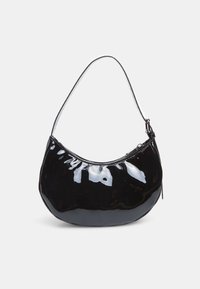 Sac à bandoulière en cuir verni noir, de forme incurvée avec une seule sangle, présenté sur un fond blanc uni.