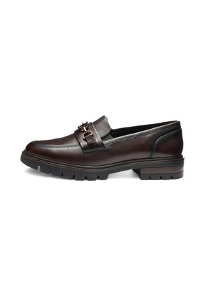 Dunkelbrauner Lederloafer mit einem goldenen Metall-Detail oben und einer robusten schwarzen Sohle, seitlich auf einem weißen Hintergrund dargestellt.