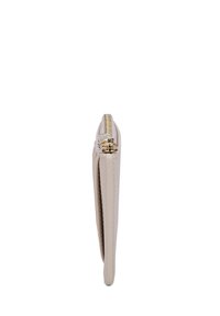 Portafoglio zip beige con esterno in pelle textured, profilo sottile, finiture in tonalità oro e chiusura zip sicura sulla parte superiore.