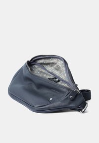 Borsa in pelle blu navy con chiusura a zip, dotata di una fodera interna a motivo grigio chiaro. Morbida al tatto, design sottile, tracolla regolabile.