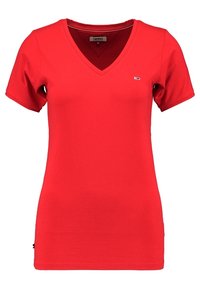 Rotes V-Ausschnitt-T-Shirt aus einem glatten Baumwollmix. Kurze Ärmel und ein kleines Logo auf der Brust. Figurbetonter Schnitt, ohne Muster oder Akzente.