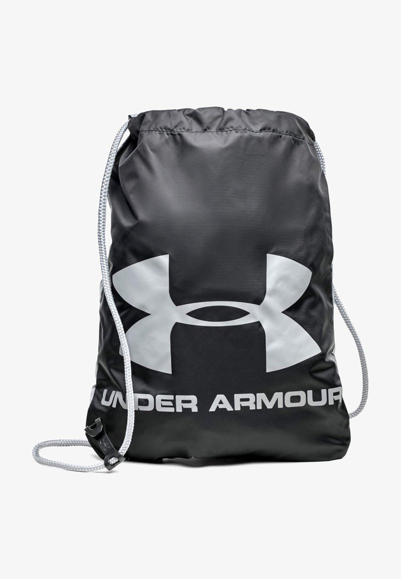 Bolsa de drawstring negra hecha de nylon ligero. Presenta un gran logo blanco de Under Armour y texto, con un cordón contrastante para el cierre.