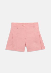 Pantaloni corti in cotone rosa con pieghe, chiusura a bottone e waistband elastico. Presenta due taschelaterali. Texture liscia e forma sartoriale.