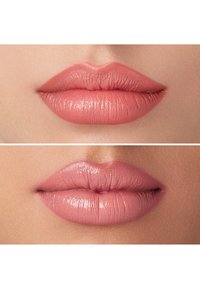 Dwie pary ust przedstawione, górna z matową, brzoskwiniowo-różową szminką, dolna z błyszczącym różowym wykończeniem. Obie mają wyraźnie zdefiniowane kontury i gładką teksturę.