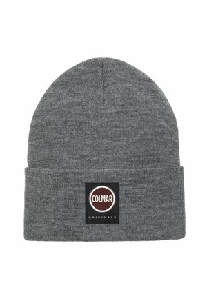 Grijze gebreide beanie met een omgeslagen rand. Heeft een ronde zwarte patch met een wit en bordeauxrood logo en het woord "ORIGINALS" in witte tekst.