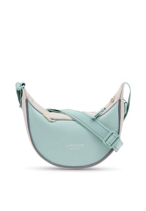 Lichtblauwe halfmaanvormige crossbodytas met verstelbare band en beige rand, met Larkson Hamburg-logo aan de voorkant.