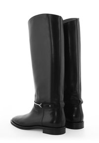 Zwarte leren kniehoge laarzen met een gladde afwerking, een ronde neus en een zilveren gespaccent op de enkel. Platte rubberen zool.