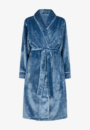 Bañador de felpa azul suave con cuello de chal, mangas largas y un cinturón atado en la cintura con ribete blanco en los bordes.