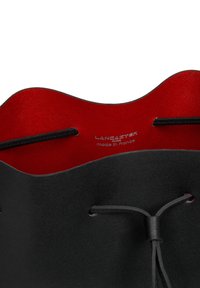 Borsa in pelle nera con superficie texturizzata, dotata di un interno rosso brillante e chiusura con lacci neri. Logo del marchio in rilievo all'interno.