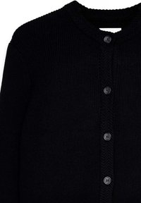 Melnā ribu jaka ar teksturētu apkakli, sešiem pelēkiem pogām un klasiska piegriezuma. Materiāli ietver mīkstu adītu audumu.