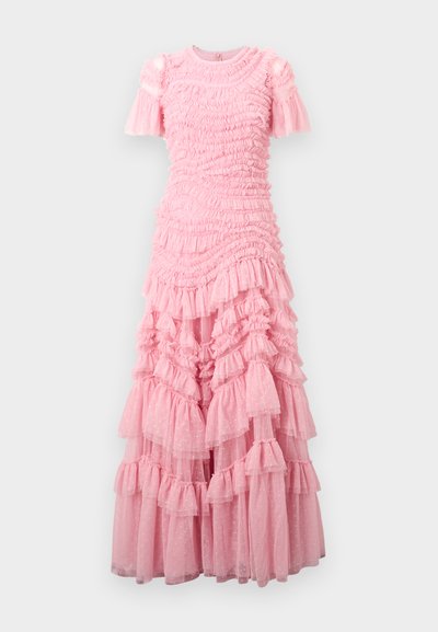 Roza obleka s plastmi in nabranimi rokavi ter plastičnimi volančki. Narejena iz lahkega materiala s teksturiranim zaključkom in subtilnim pikastim vzorcem.