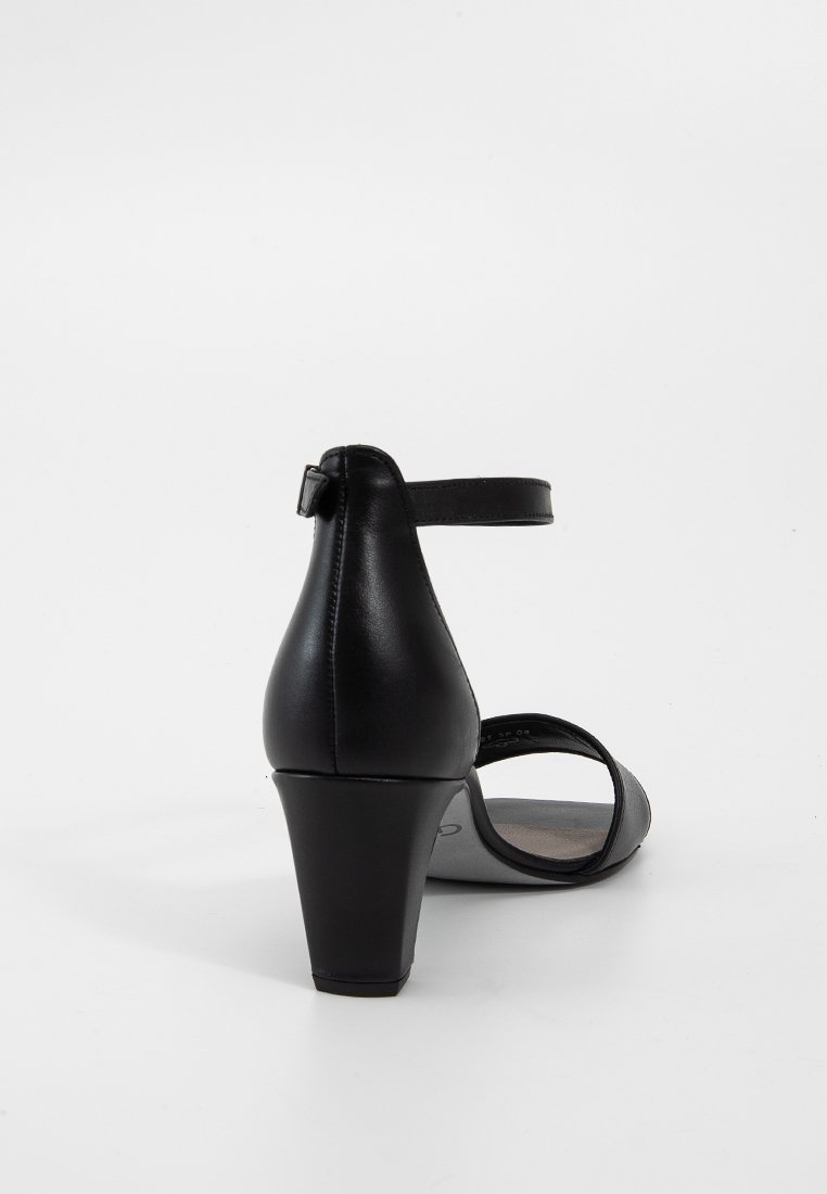 Sandale noire à talon haut avec un dos fermé, une bride de cheville et un matériau en cuir lisse. Présente un talon effilé et un design à bout ouvert.