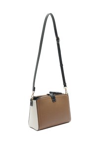 Brązowa i kremowa torebka na ramię o zdefiniowanej strukturze, z czarnymi akcentami i odczepianym paskiem. Posiada zamek błyskawiczny oraz teksturowany materiał.