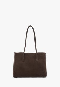 Brązowa torebka typu tote wykonana z zamszu, z dwoma długimi skórzanymi uchwytami, o prostokątnym kształcie, gładkiej fakturze, bez widocznych okuć czy zdobień.