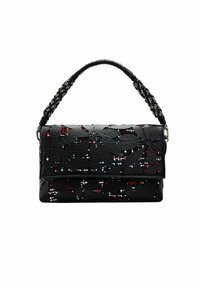 Schwarze gesteppte Handtasche mit einem gemusterten Design, das rote, weiße und blaue Akzente aufweist. Sie hat einen geflochtenen Riemen mit dekorativer Hardware.
