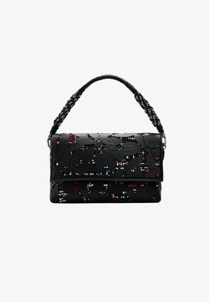 Schwarze gesteppte Handtasche mit einem gemusterten Design, das rote, weiße und blaue Akzente aufweist. Sie hat einen geflochtenen Riemen mit dekorativer Hardware.