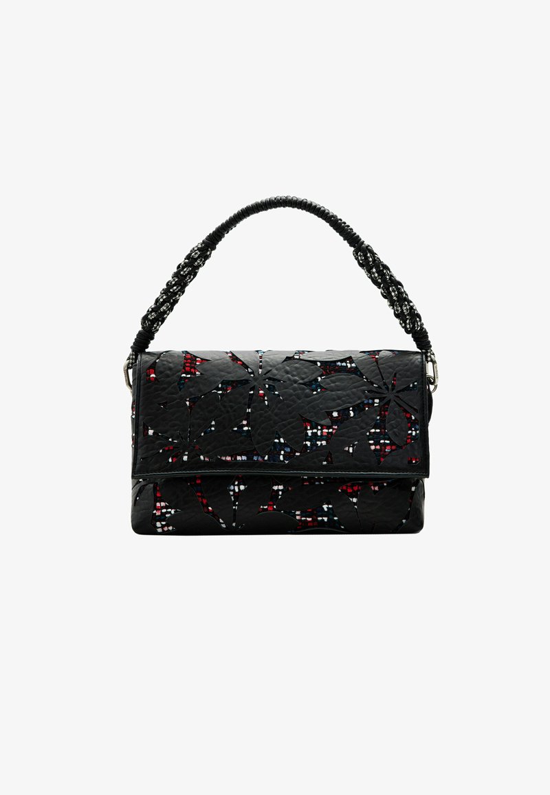 Schwarze gesteppte Handtasche mit einem gemusterten Design, das rote, weiße und blaue Akzente aufweist. Sie hat einen geflochtenen Riemen mit dekorativer Hardware.