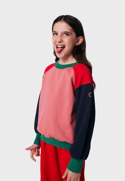 Buntes Sweatshirt mit pinker Vorderseite, roten Ärmeln und marineblauen Akzenten. Enthält einen grünen gerippten Kragen und Bündchen. Weicher Stoff, lässige Passform.
